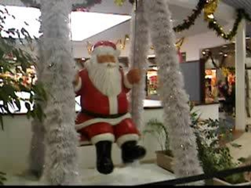 Père Noël sur une balançoire