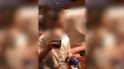 Des parents font boire une bière cul sec à leur enfant.