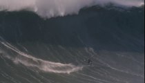 Une vague de 19m fracasse le dos du surfeur Andrew Cotton au Portugal !