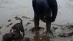 Cette femme est coincée dans la boue sur la plage !