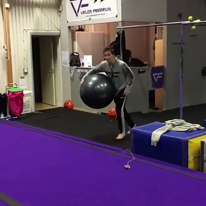Figures de fous avec des ballons de Gym pour femmes enceintes !