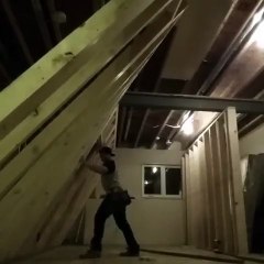 Ce menuisier réussira-t-il à monter cette cloison... Oui ? Non ?