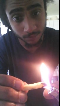 Fumer une frite McDonalds comme une cigarette !