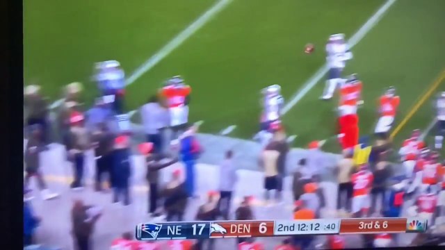Ce supporter prend un ballon en pleine tête pendant ce match de Football Américain