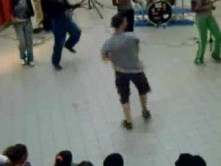 Axwell en mode break danceur