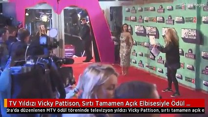 TV Yıldızı Vicky Pattison, Sırtı Tamamen Açık Elbisesiyle Ödül Törenine Damga Vurdu