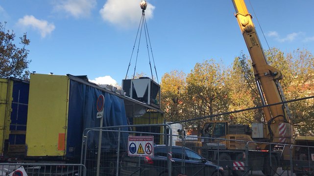 Travaux à la médiathèque : grandes manœuvres avec la grue...
