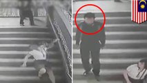 Terekam CCTV: Pria gila! Pria di KL ini terekam CCTV tendang wanita - TomoNews