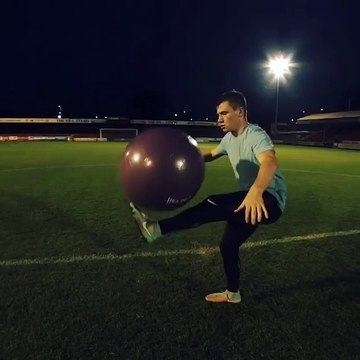 Pilates topuyla şov yapan adam