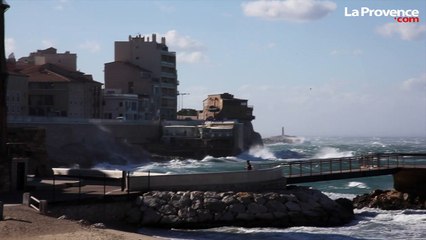Vent violent : la mer déchaînée frappe sur le littoral marseillais
