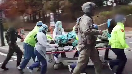 판문점 통해 북한군 1명 귀순...北이 쏜 총상입고 후송 / YTN