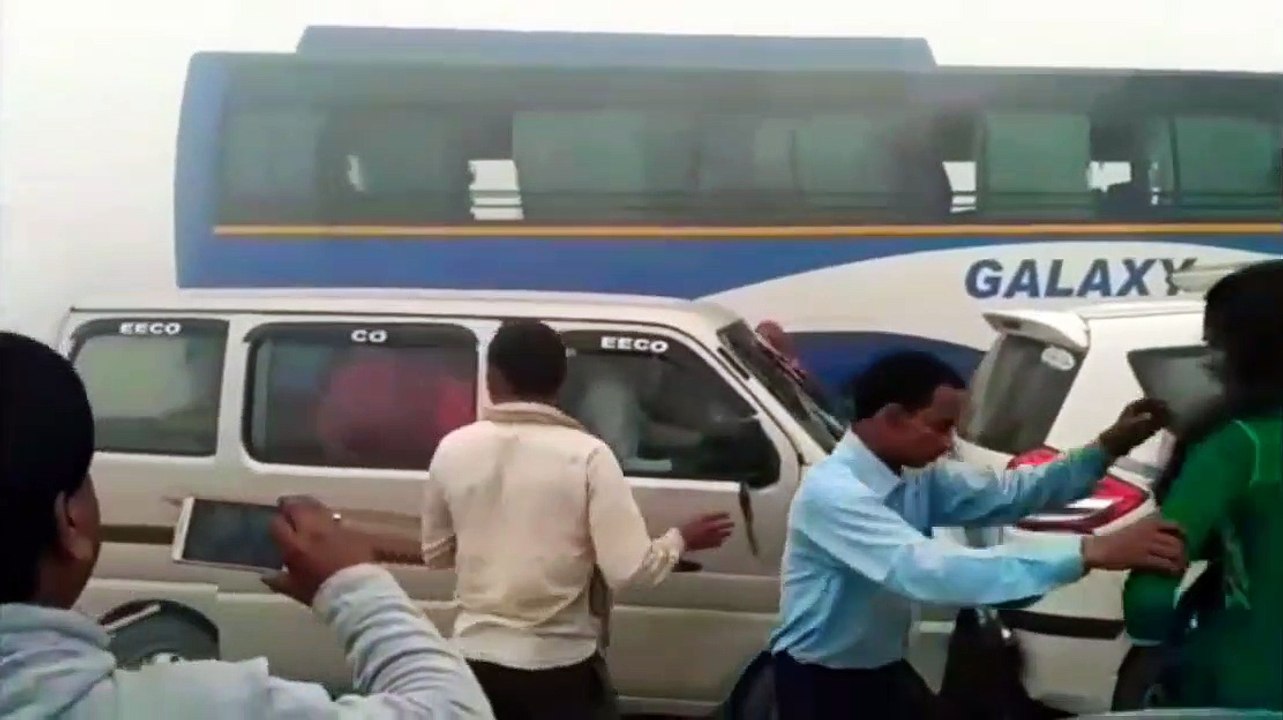 Des voitures roulent trop vite dans un épais brouillard et provoquent un énorme carambolage