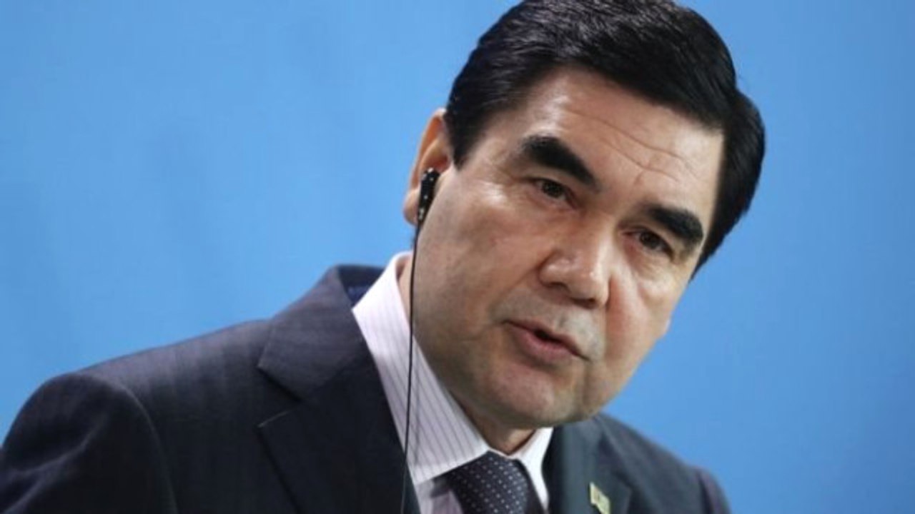 Türkmenatör Lakaplı Cumhurbaşkanı'nın Videosu Olay Yarattı: Bisiklete Binerken Basket Atıyor