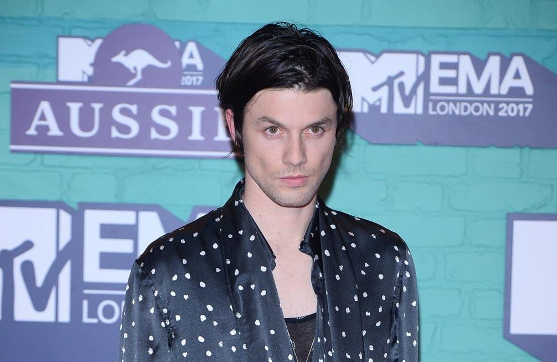 James Bay loses trademark hat