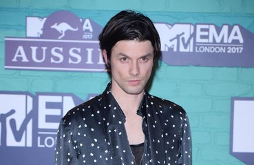 James Bay loses trademark hat