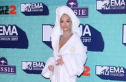 Rita Ora hace su entrada triunfal en los MTV EMAs ataviada con un albornoz