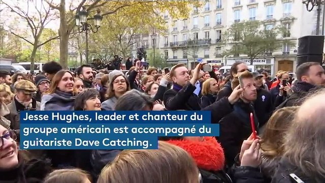 Le chanteur et le guitariste des Eagles of Death Metal rendent hommage en musique aux victimes des attentats