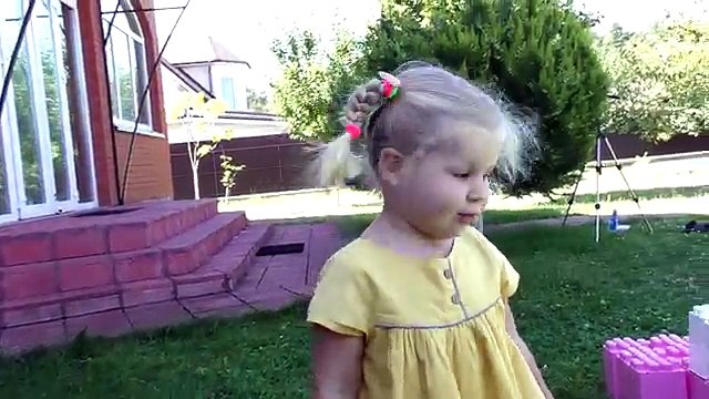 ✿ Кошки и Котята Видео для Детей МАНЕЖ ДЛЯ КОТЯТ из Mega Bloks Смешные Животные для Детей Кошка