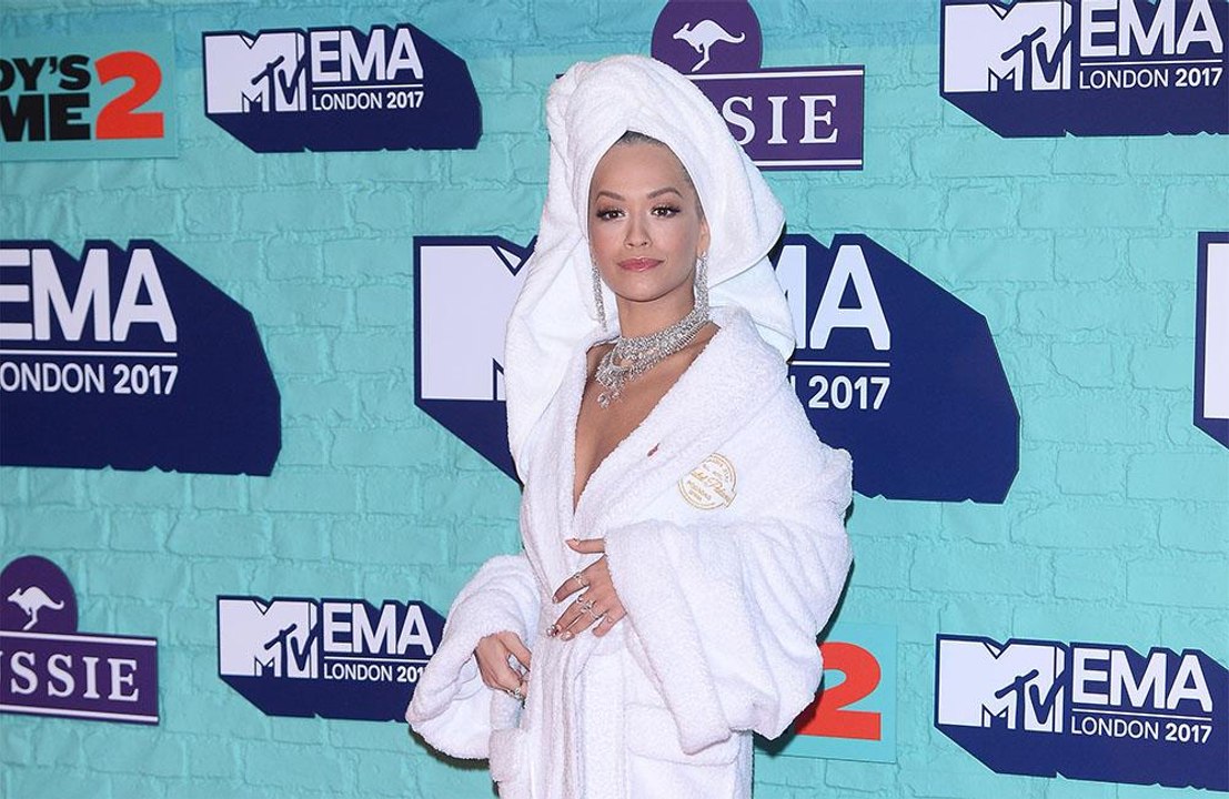 Rita Ora en peignoir sur le tapis rouge des MTV EMA
