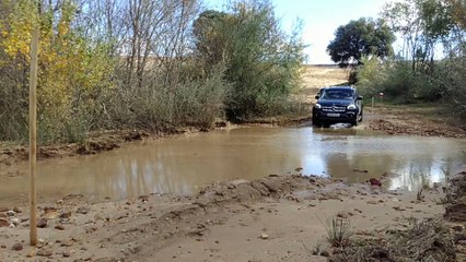 Así vadea un río el Mercedes Clase X