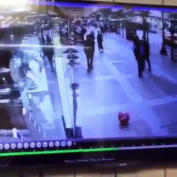 Quand un passant veut jouer avec un ballon de baudruche dans la rue mais s’enflamme un peu trop