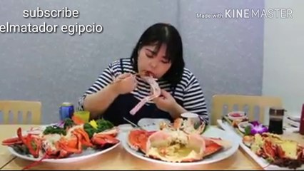 فتاه صينيه تبلع كميات كبيره من  أسماك بحريه في 4 دقائق