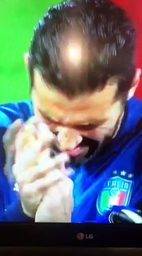 Gianluigi Buffon applaudi l'hymne suédois sifflé par les supporters italiens !
