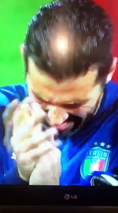 Gianluigi Buffon applaudi l'hymne suédois sifflé par les supporters italiens !