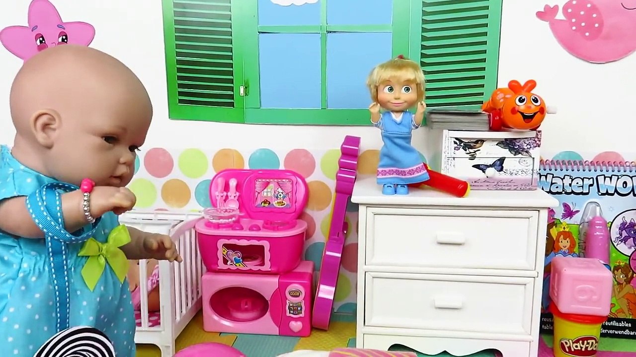 Bebé hipnotizada se tira pedos Aventuras de bebés Lucía y Ana Mundo Juguetes Vídeos de muñecas – Видео Dailymotion