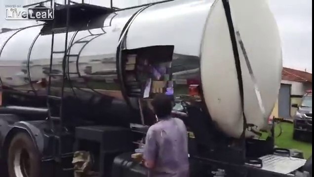 Ce camion citerne.. est rempli à ras bord de Drogue au Brésil !