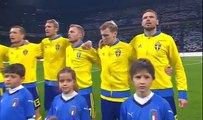 Gianluigi Buffon qui applaudit l'hymne suédois quand tout San Siro le siffle...