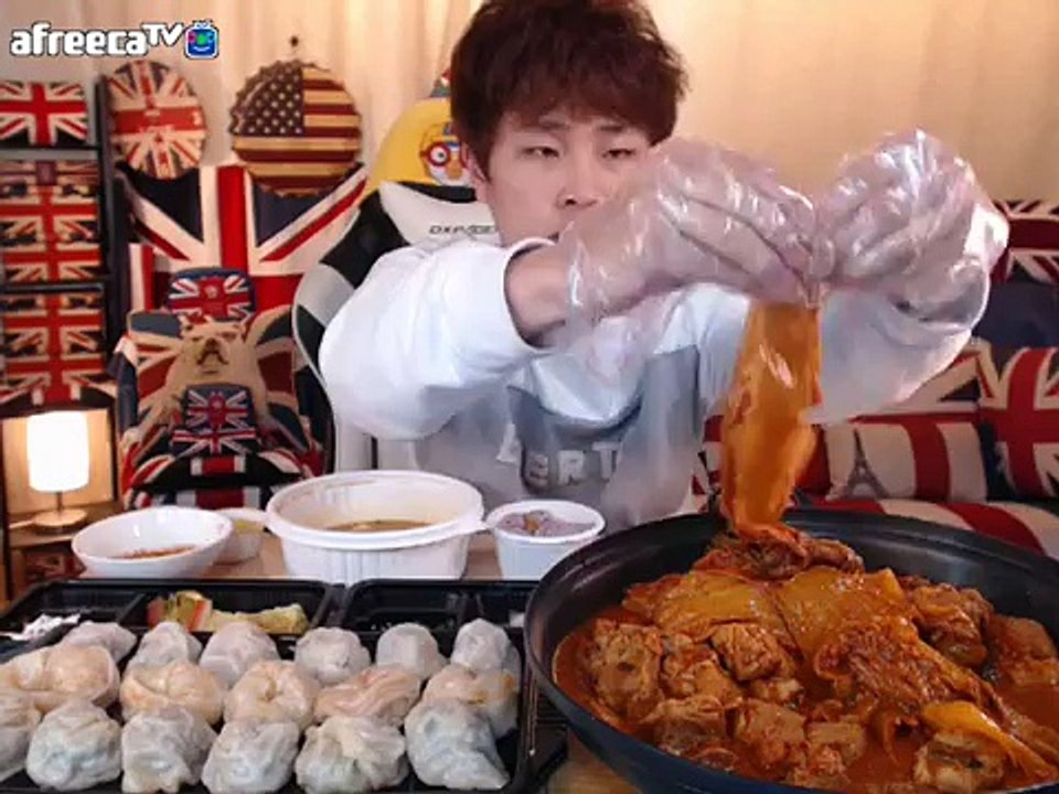 BJ꽃돼지 모듬만두+묵은지갈비찜+각종반찬+음료수+된장찌개먹방