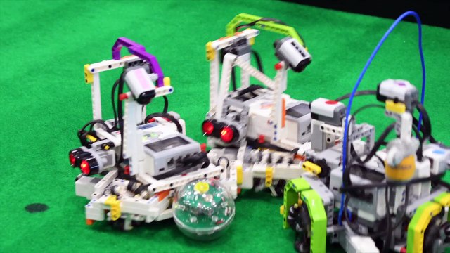 Jóvenes luchan por medio ambiente con robots en Costa Rica