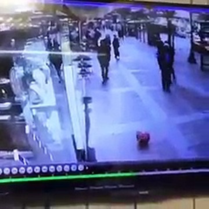 Un gars tente des petites phases avec un ballon de baudruche qu'il croise mais se vautre lamentablement