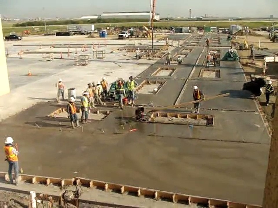 Quand une machine de chantier devient folle et menace d'abattre tout les ouvriers
