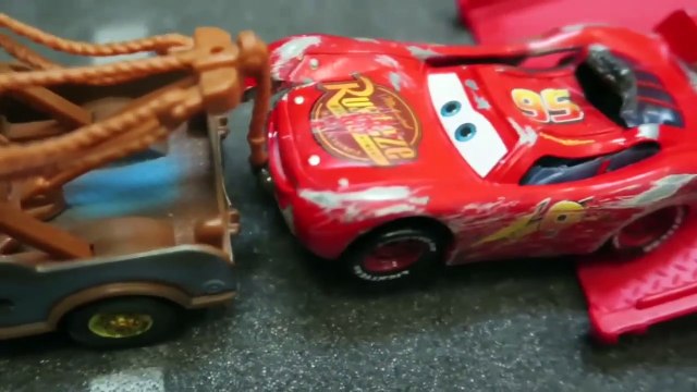 Cars 3 Lightning Mcqueen CRASH SCENE BODY REPAIR next gen piston cup racers ruseze in movi