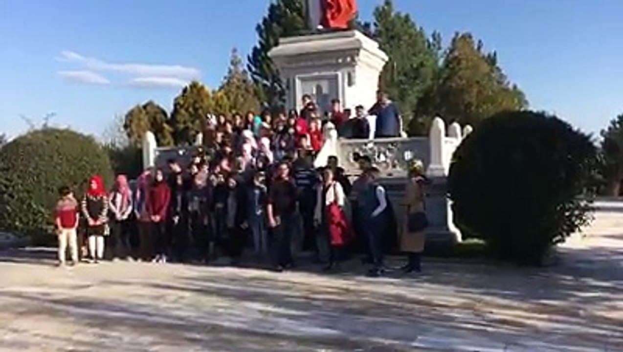 KÜTAHYA TAVŞANLI GÜRAĞAÇ ORTA OKULU BÜYÜK TAARRUZ ŞEHİTLİKLERİ TURUNDA ŞEHİT SANCAKTAR MEHMETÇİK ANITINDA TÜM TÜRKİYEYE