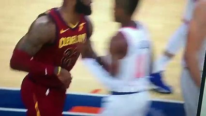 Download Video: LeBron James se chauffe avec Frank Ntilikina et Enes Kanter