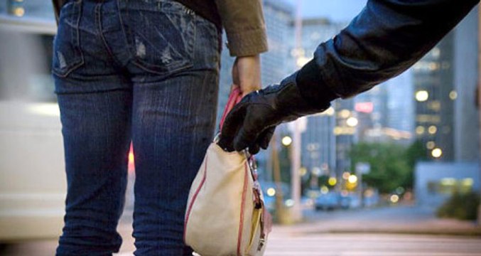 Son Model Hırsızlık! Cımbızla Cep Telefonu Çalıyor