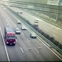 Otoban yolda akıl almaz derecede talihsiz kaza