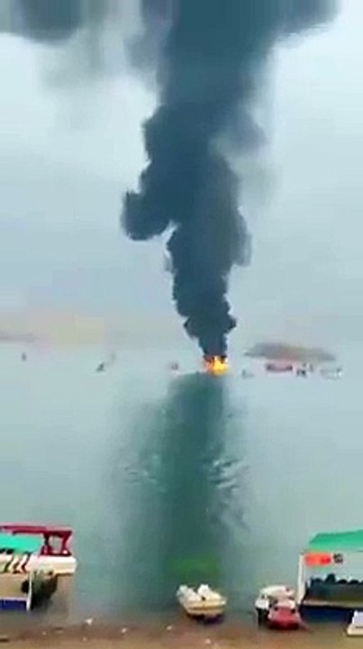 ہری پور کے خانپور ڈیم پر سیاحوں کی کشتی میں لگنے والی آگ کے مناظر دیکھیں۔  ویڈیو: محمد تیمور۔ اسلام آباد