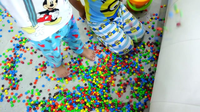 Learn colors with GIANT CANDY LOLLIPOPS Johny Johny Yes Papa _ Kids Won a Lot of Candy m&m's-yC54XKFuVBE