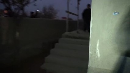 Kürekle Bahçe Kazıp Uyuşturucu Aradılar