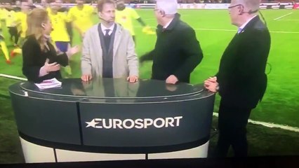 Fous de joie, les Suédois détruisent un plateau télé