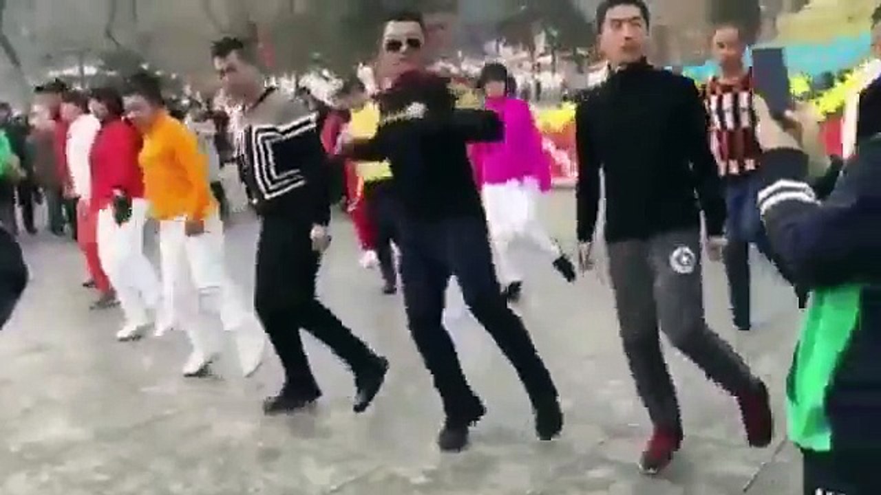 男人也跳广场舞（这是鬼步舞不？）还跳的挺同步的说