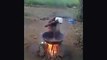 ویڈیو میں دیکھیں اس بچے نے سردیوں میں گرم پانی سے نہانے کے لیے کیسا حیران کن طریقہ اپنا لیا۔ ویڈیو: اکبر بٹ۔ گجرات
