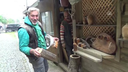 Doğadan Topladığı Ağaç Parçalarına "Hayat" Veriyor