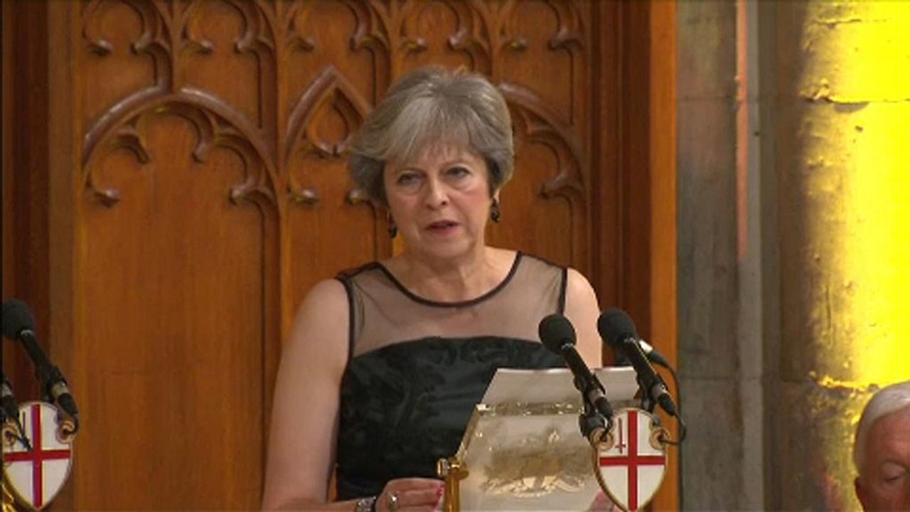 Theresa May wirft Russland vor, Nachrichten als Waffe einzusetzen
