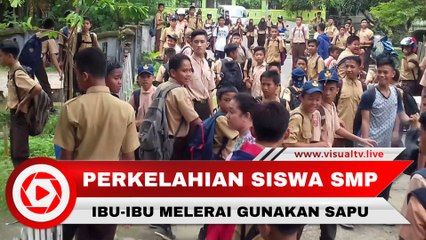 Pakai Daster dan Bawa Sapu, Ibu Ini Lerai Siswa yang Berkelahi