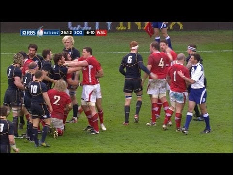 Greig Laidlaw narrows the gap with a Penalty, Scotland v Wales 09 March 2013